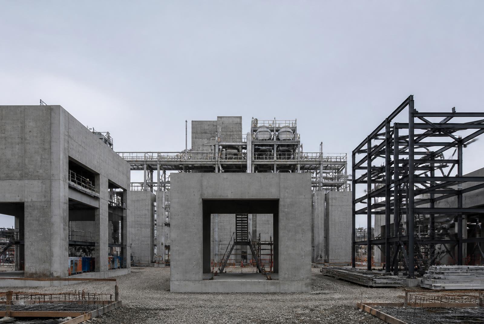 Obra civil industrial con estructuras de hormigón y acero para una instalación energética