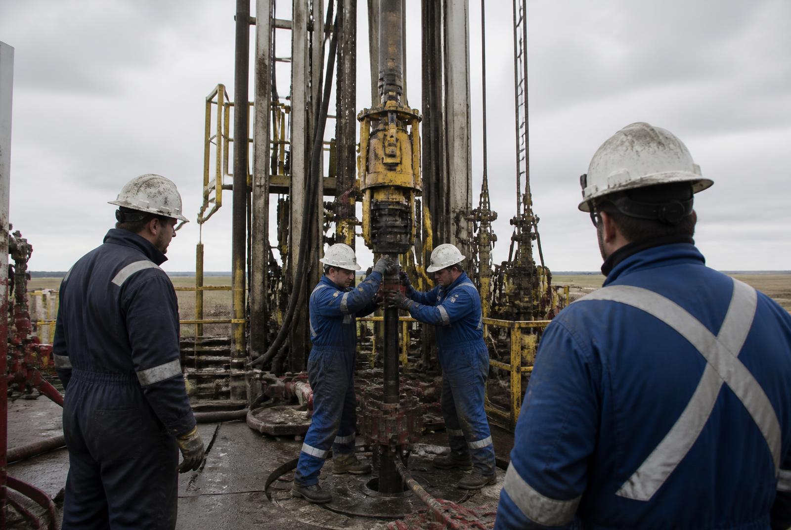 Cuadrilla de servicios trabajando en la intervención de un pozo con equipo de reacondicionamiento