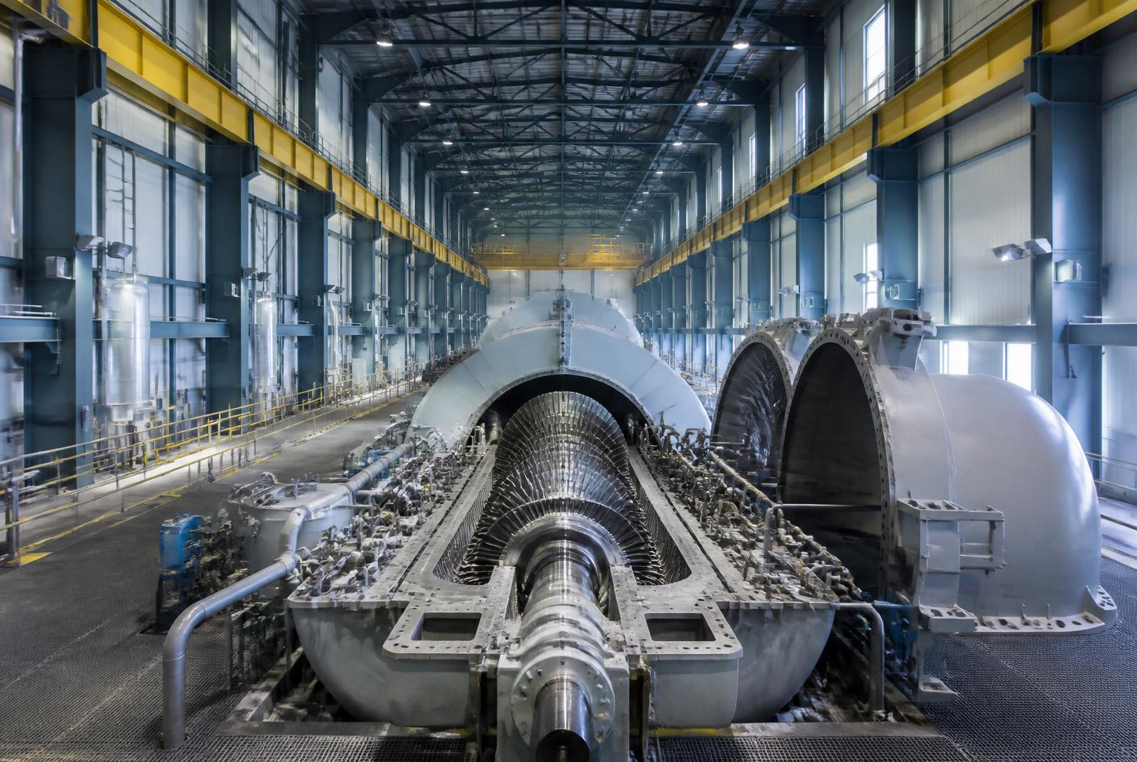 Sala de turbinas de una planta termoeléctrica con una turbina abierta para mantenimiento